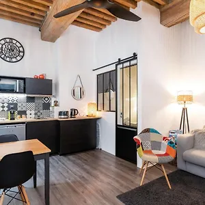 Le 14 Sathonay Apartment *