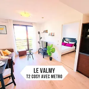 Le Valmy: Lumineux Au Pied Du Metro